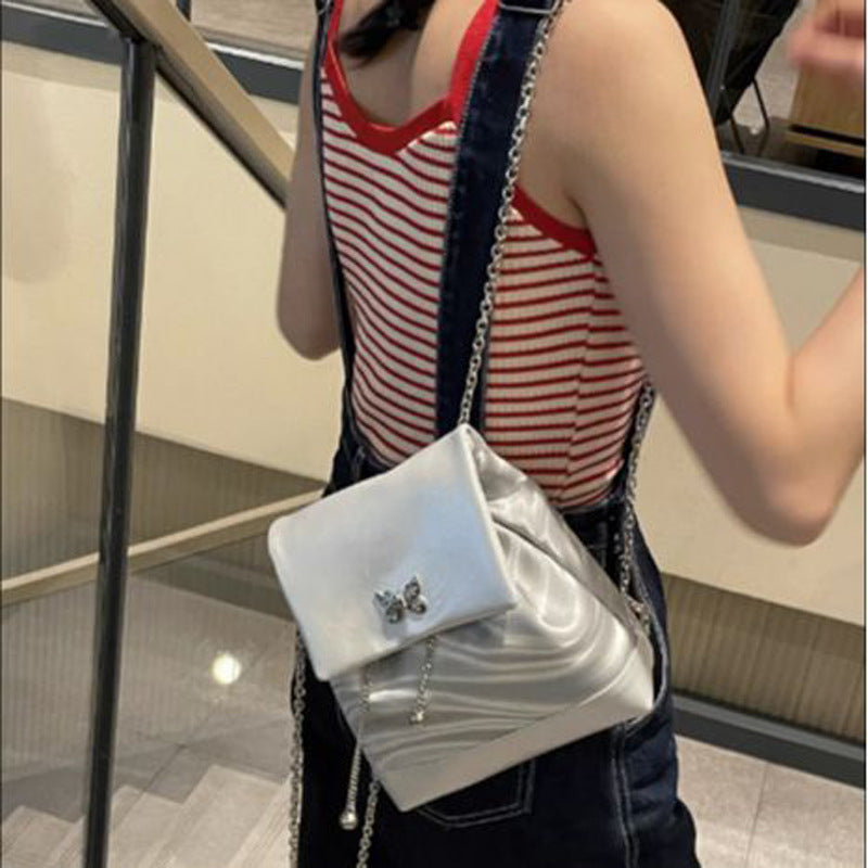 Damen Hobo-Tasche mit elegantem Klappenverschluss und dekorativem Schmetterlingsdetail Nord Taschen