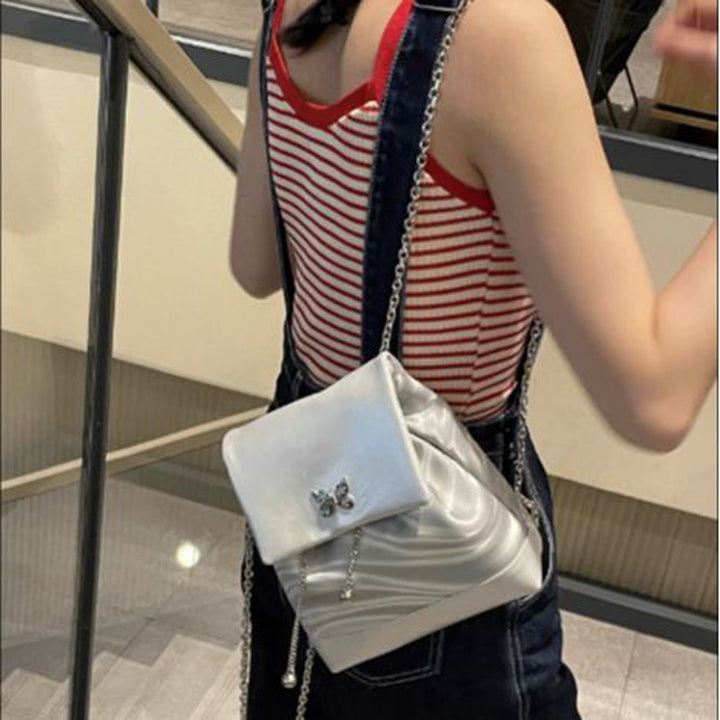 Damen Hobo-Tasche mit elegantem Klappenverschluss und dekorativem Schmetterlingsdetail Nord Taschen