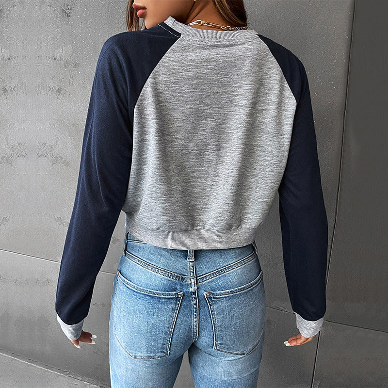 Damen Kurzes Raglan-Sweatshirt mit Schmetterlings-Print und kontrastierenden Ärmeln Nord Taschen