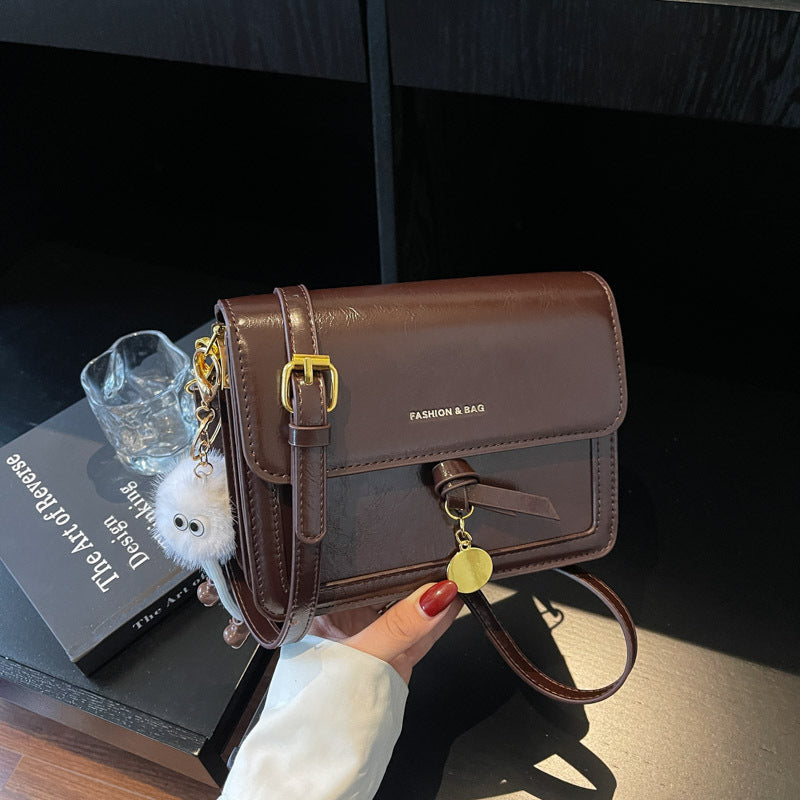 Damen Umhängetasche mit verspieltem Anhänger und elegantem Design Nord Taschen