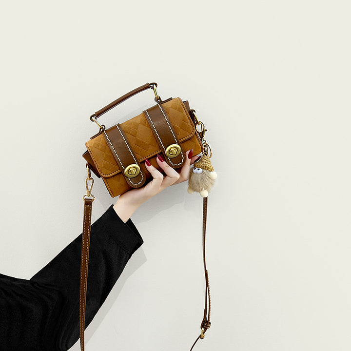 Damen Umhängetasche mit raffiniertem Kettenverschluss und strukturiertem Design Nord Taschen