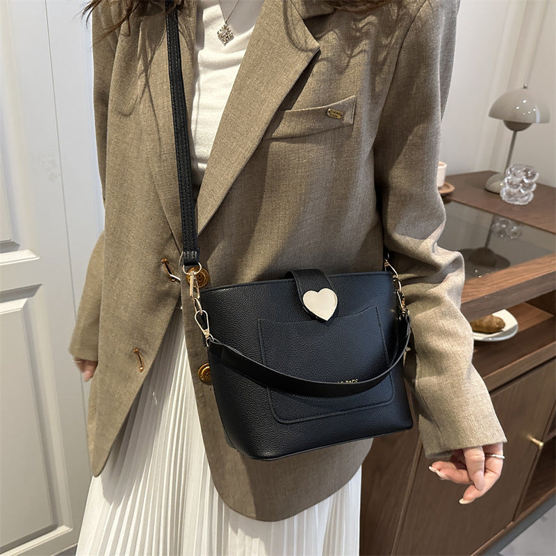 Damen Schultertasche mit herzförmigem Verschluss Nord Taschen