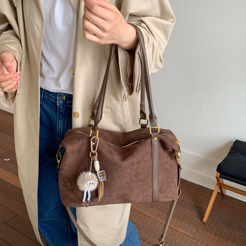 Damen Hobo-Tasche aus weichem Veloursleder mit verspieltem Anhänger Nord Taschen