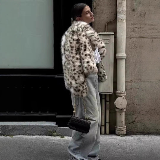 Damen Kurzjacke aus Kunstpelz im Dalmatiner‑Look mit kastiger Silhouette und weitem Schalkragen Nord Taschen