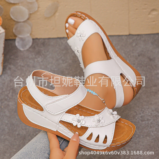 Damen Wedge-Sandalen mit floralem Akzent und komfortabler Fußbettung
