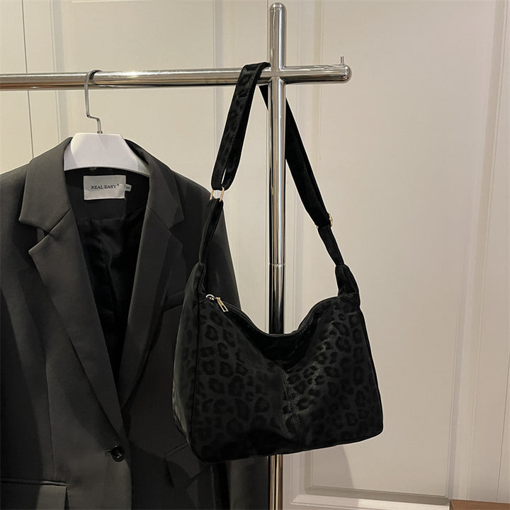 Damen Umhängetasche mit eleganter Leopardenstruktur Nord Taschen