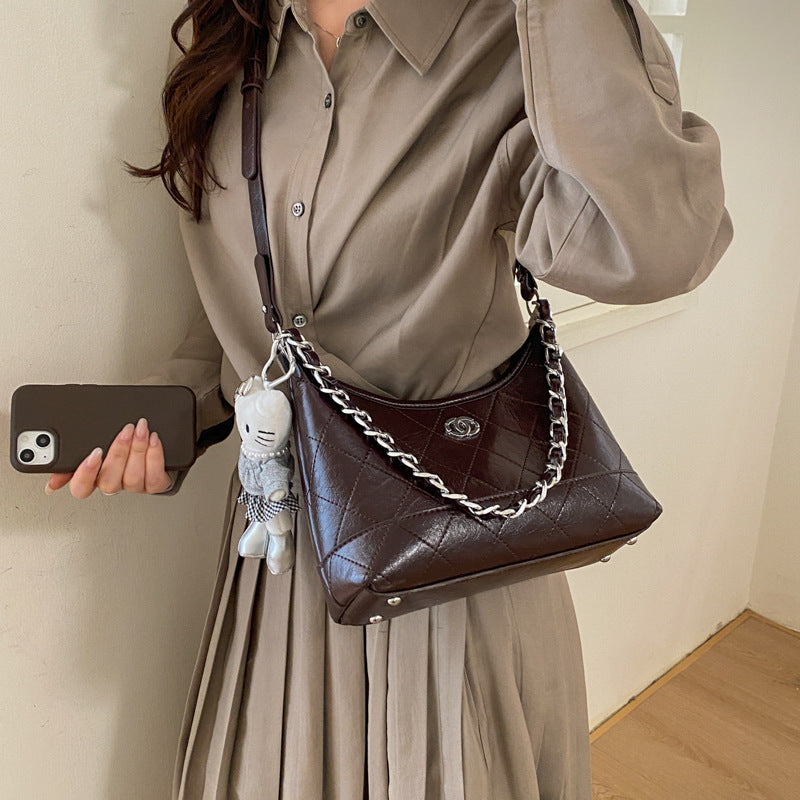 Damen modische Schultertasche mit elegantem Kettenriemen und verspieltem Anhänger Nord Taschen