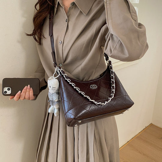Damen modische Schultertasche mit elegantem Kettenriemen und verspieltem Anhänger Nord Taschen