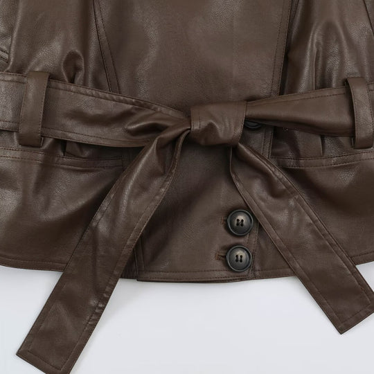 Damen Kurz geschnittene Lederimitat-Jacke mit Taillengürtel und asymmetrischer Knopfleiste Nord Taschen
