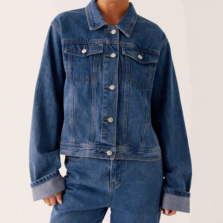 Damen trendige Denimjacke im lässigen Schnitt mit aufgesetzten Taschen und Knopfdetails