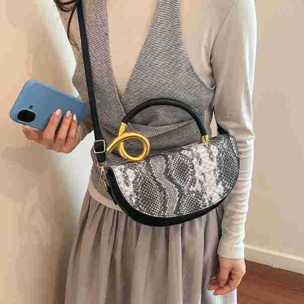 Damen Umhängetasche mit stilvollem Schlangenleder-Design und elegantem Tragegriff Nord Taschen