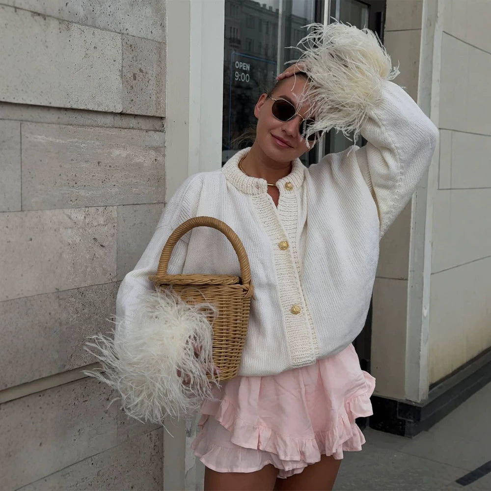 Damen Strickcardigan mit Federbesatz an Ärmelbündchen und goldenen Zierknöpfen Nord Taschen