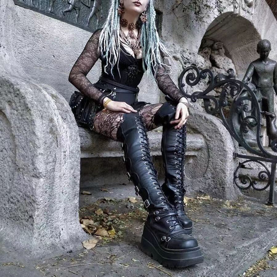 Damen Überknie Stiefel mit Schnallen-Detail und robustem Plateau - Arvani