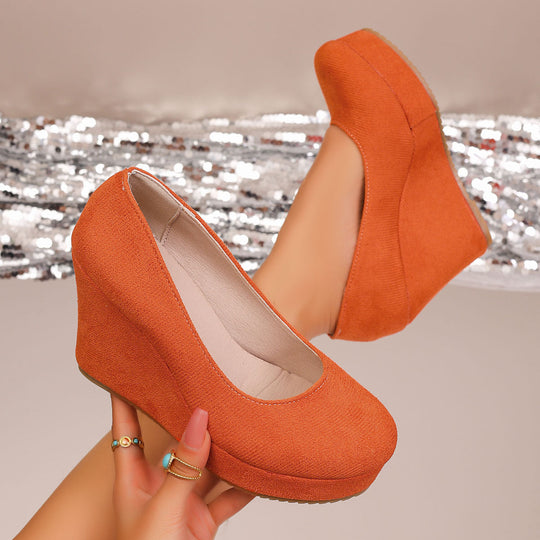 Damen Wedge-Pumps mit zierlichem Riemen und glänzendem Akzent Nord Taschen