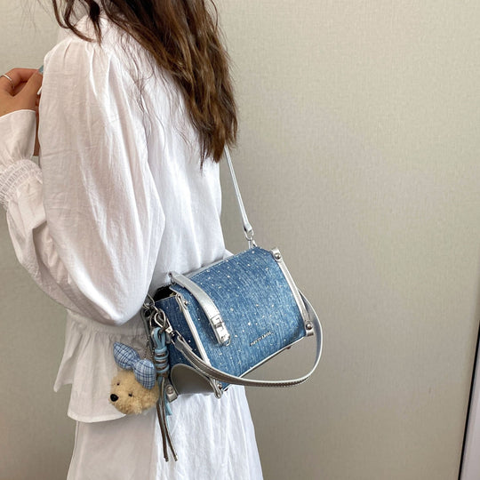 Damen Umhängetasche aus hochwertigem Denim mit verspieltem Anhänger Nord Taschen