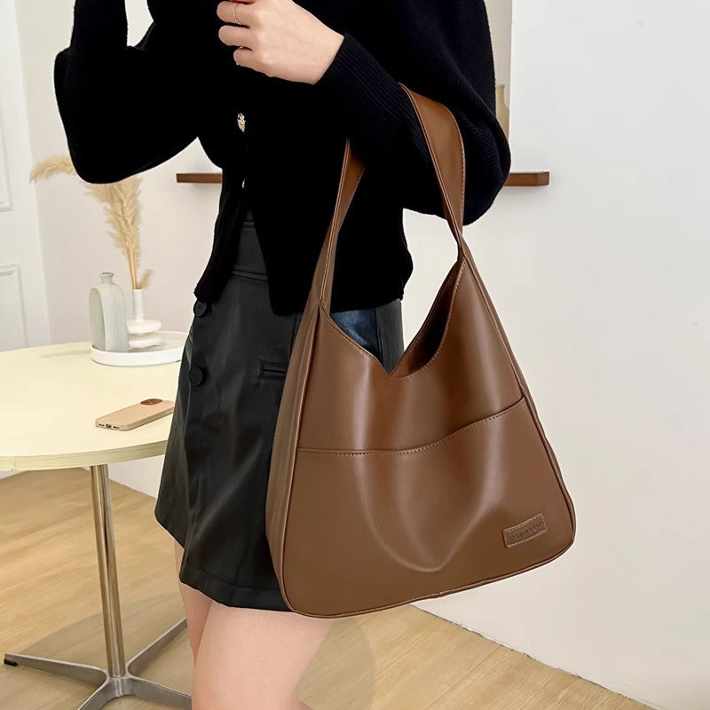 Damen Hobo-Tasche aus glattem Kunstleder mit praktischen Außentaschen Nord Taschen