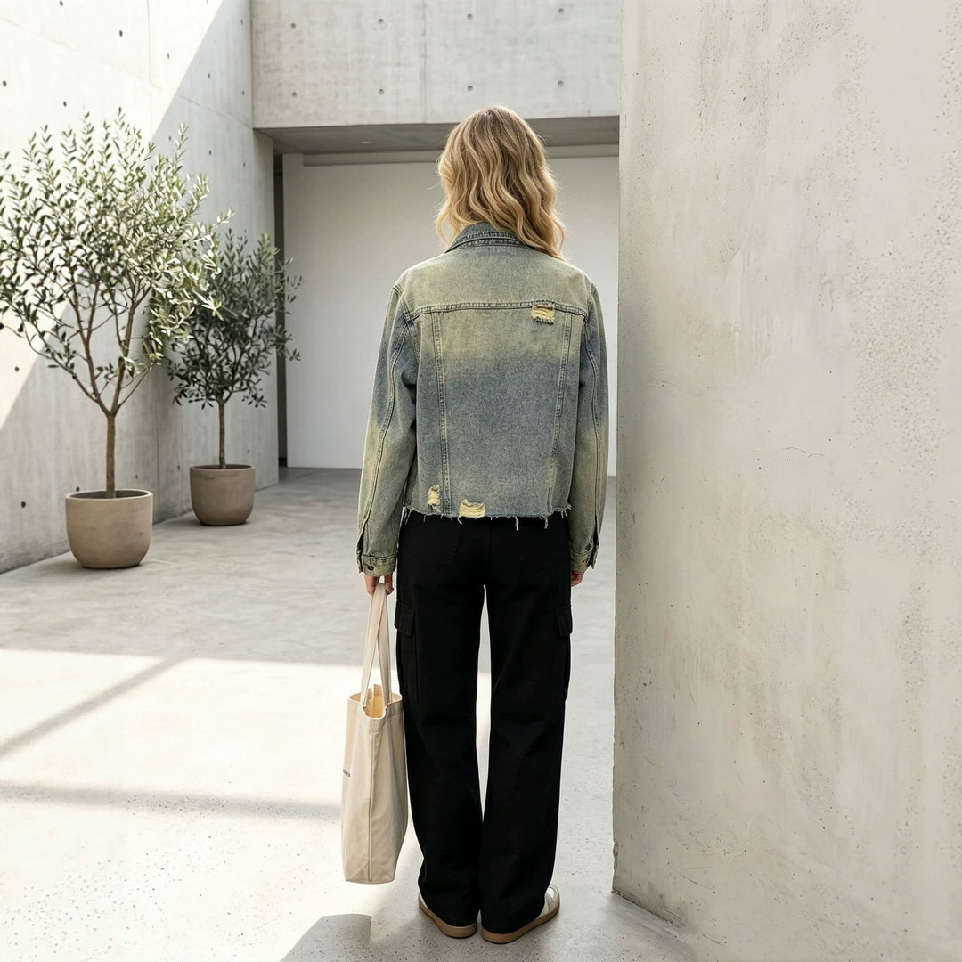 Damen kurze Denimjacke im Destroyed-Look mit Brusttaschen und rohem Saum Nord Taschen