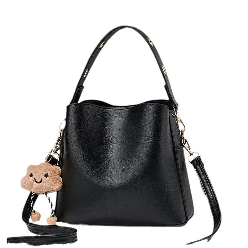 Damen Schultertasche mit verspieltem Anhänger Nord Taschen