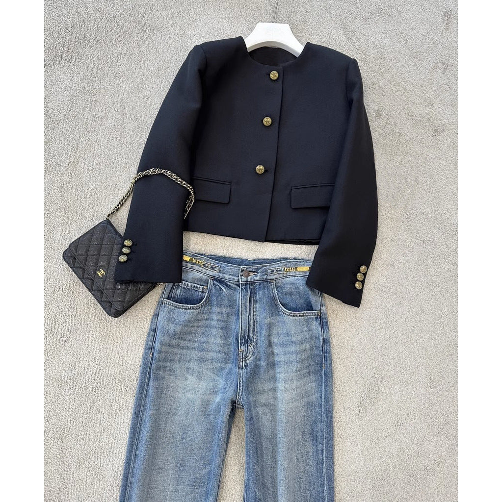 Damen Kragenlose taillierte Kurzjacke mit goldenen Zierknöpfen und Pattentaschen Nord Taschen