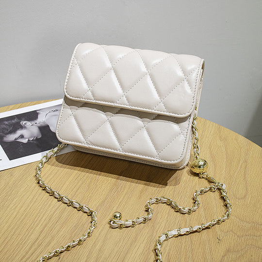 Damen Clutch mit eleganter Steppung und verziertem Kettenriemen Nord Taschen