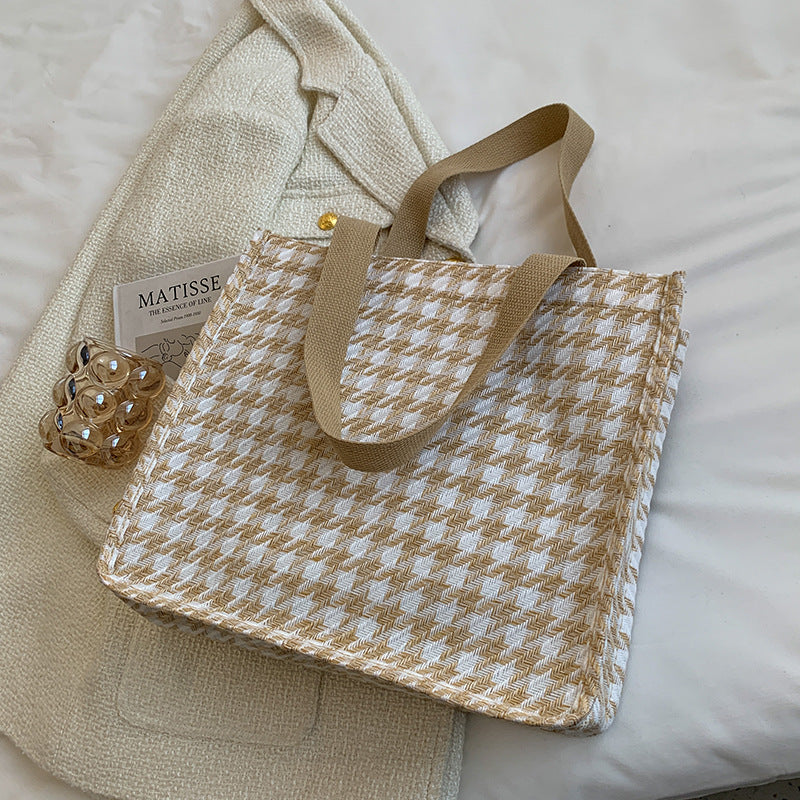 Damen Jute-Tasche mit modernem Hahnentritt-Muster und verspieltem Pompon Nord Taschen