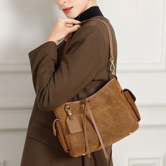 Damen Schultertasche aus feinem Wildleder mit praktischen Außentaschen Nord Taschen