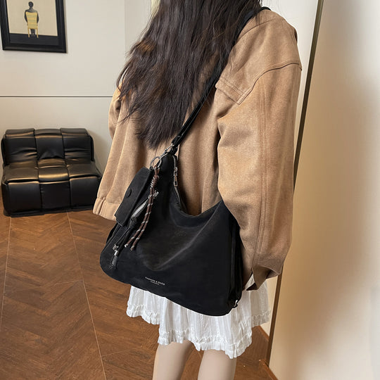 Damen Hobo-Tasche aus hochwertigem Wildleder mit modischen Akzenten Nord Taschen