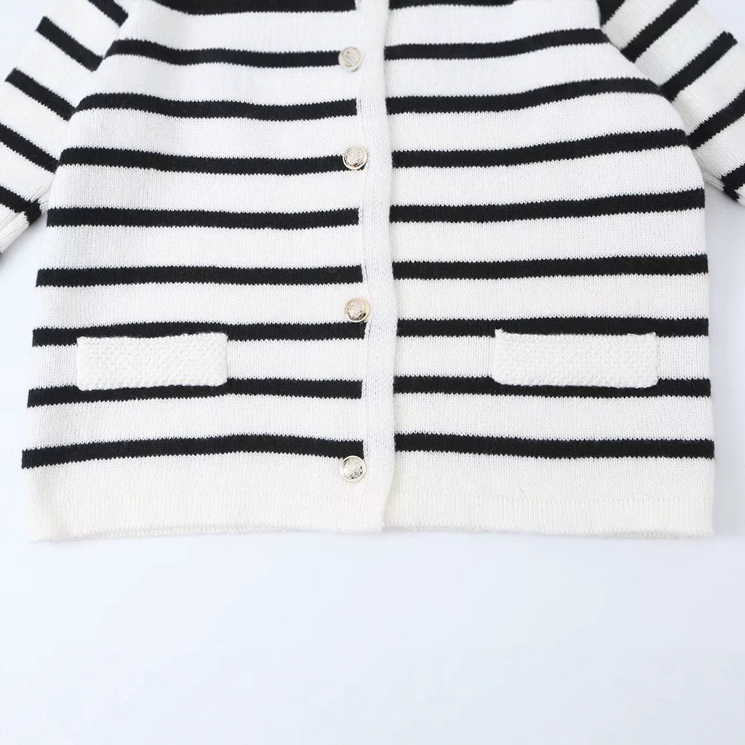 Damen Gestreifte Feinstrick‑Cardigan mit Rundhalsausschnitt, aufgesetzten Taschen und Zierknöpfen Nord Taschen