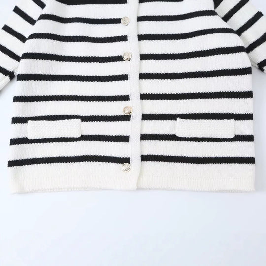 Damen Gestreifte Feinstrick‑Cardigan mit Rundhalsausschnitt, aufgesetzten Taschen und Zierknöpfen Nord Taschen