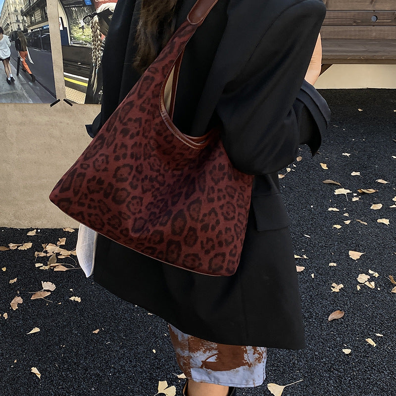 Damen elegante Hobo-Tasche aus hochwertigem Kunstleder mit attraktivem Leopardenmuster Nord Taschen