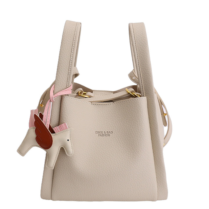 Damen stylische Bauchtasche mit liebevoll gestaltetem Anhänger Nord Taschen