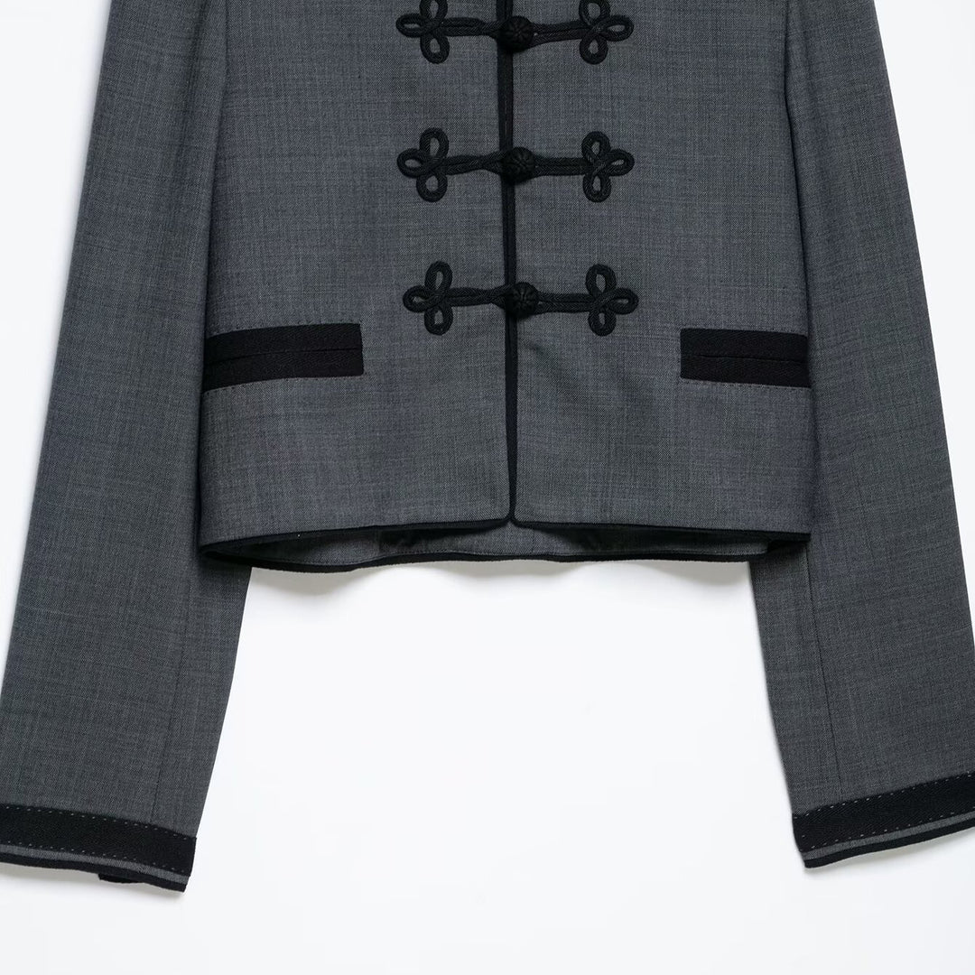 Damen Kurze Jacke im Mandarinstil mit Zierknotenverschluss und taillierter Silhouette Nord Taschen