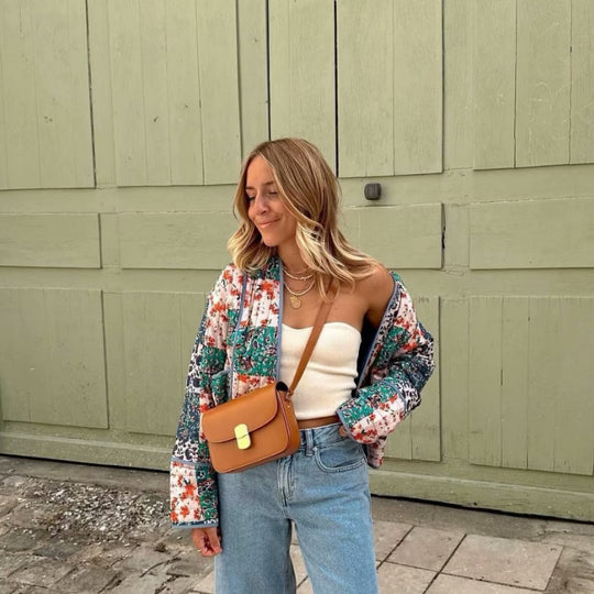 Damen Gesteppte Patchwork‑Steppjacke mit Blumenprint, offener Kimono‑Silhouette und aufgesetzten Taschen Nord Taschen