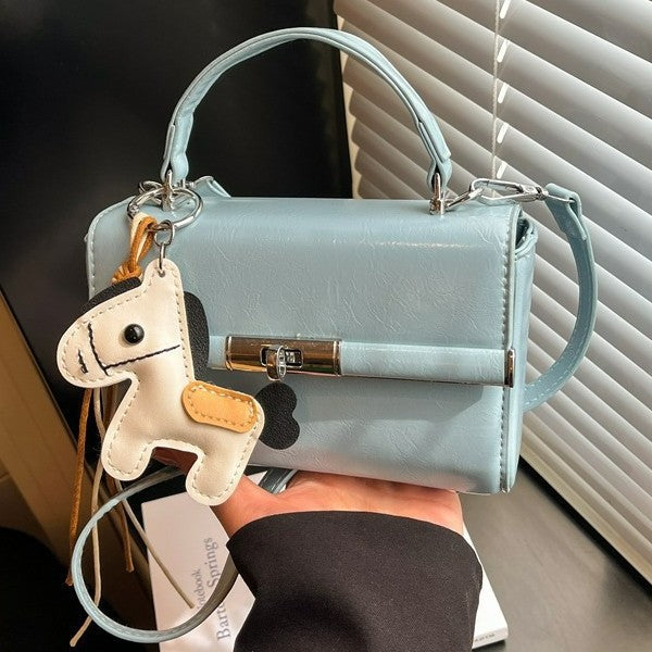 Damen elegante Handtasche im strukturierten Design mit verspieltem Anhänger Nord Taschen