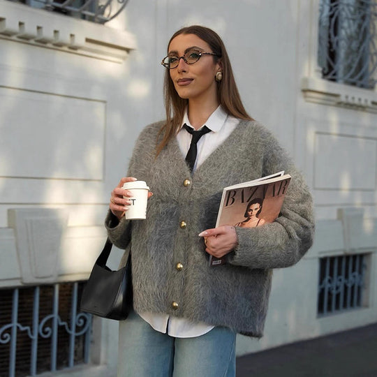 Damen Flauschige Mohair‑Optik Oversize‑Strickjacke mit V‑Ausschnitt und goldenen Zierknöpfen Nord Taschen