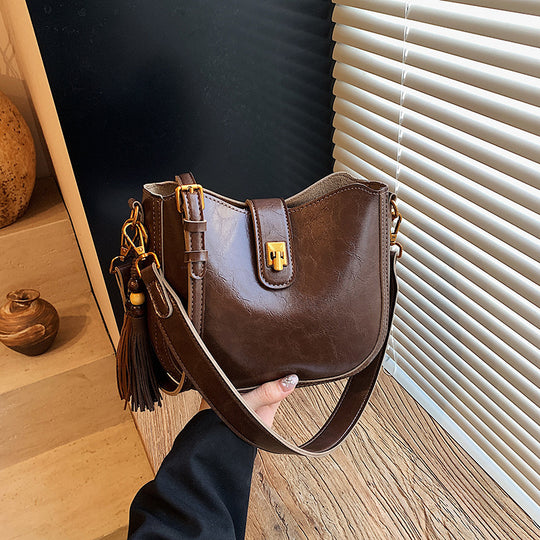 Damen Hobo-Tasche mit eleganten Fransen und modischen Details Nord Taschen
