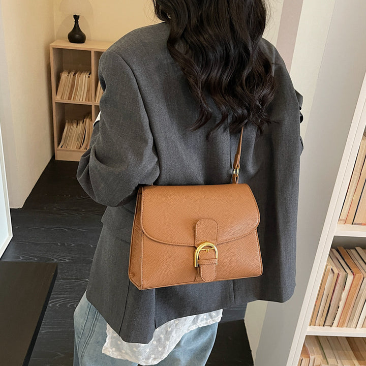 Damen Umhängetasche mit elegantem Klappenverschluss und dekorativem Metallakzent Nord Taschen