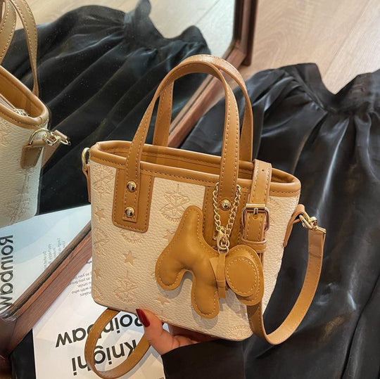 Damen Mini-Handtasche mit verspieltem Hundeanhänger | Nord Taschen