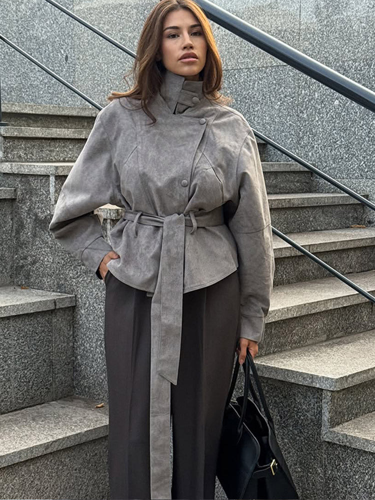 Damen Kurzjacke aus Veloursleder‑Optik mit hohem Stehkragen, Taillengürtel und kastiger Oversize‑Silhouette Nord Taschen