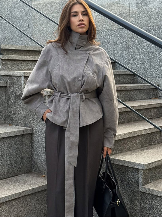 Damen Kurzjacke aus Veloursleder‑Optik mit hohem Stehkragen, Taillengürtel und kastiger Oversize‑Silhouette Nord Taschen