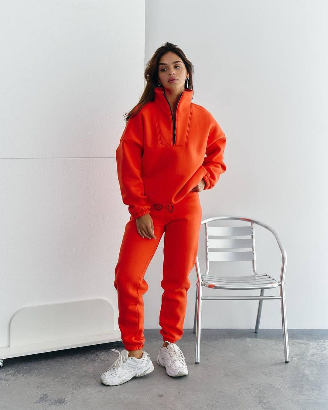 Damen Athleisure-Zweiteiler aus dickem French-Terry mit hohem Stehkragen, halbem Reißverschluss und Tunnelzughose Nord Taschen