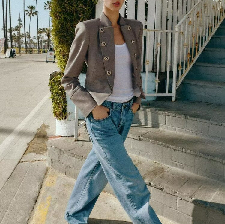 Damen Taillierter Cropped-Blazer mit Stehkragen und dekorativer Zierknopfleiste Nord Taschen