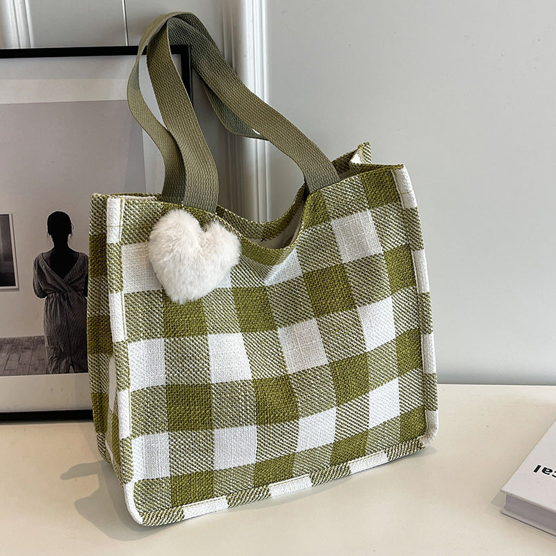 Damen Tragetasche mit lässiger Karomusterung und verspieltem Herzanhänger Nord Taschen