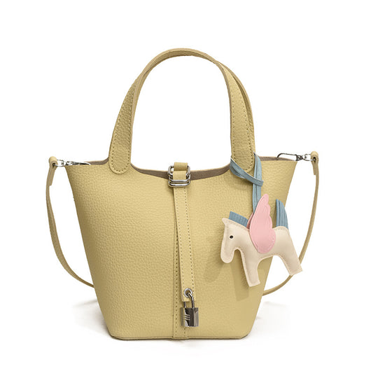 Damen praktische Handtasche mit niedlichem Anhänger Nord Taschen