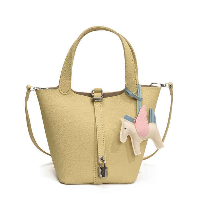 Damen praktische Handtasche mit niedlichem Anhänger Nord Taschen