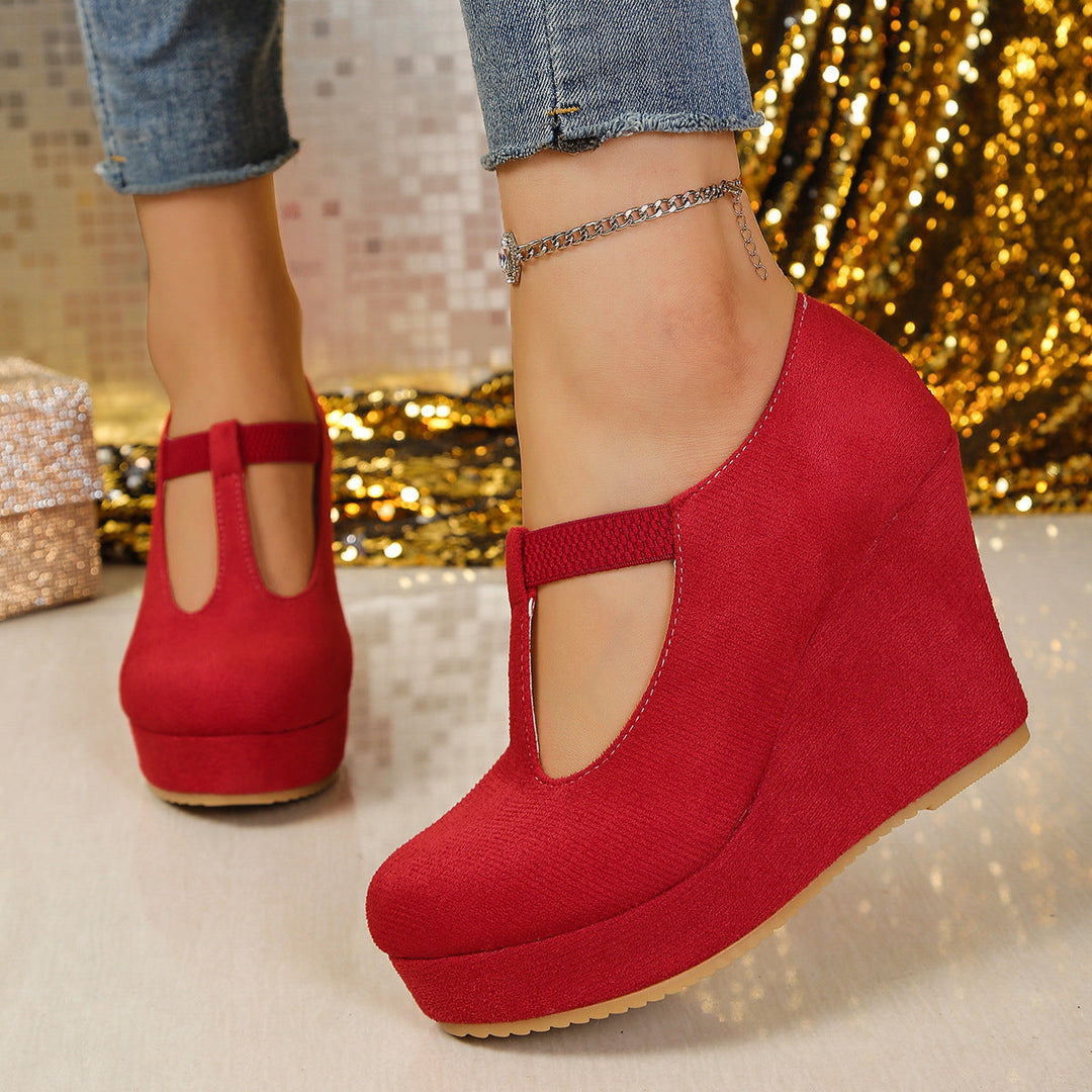 Damen Wedge-Pumps mit zierlichem Riemen und glänzendem Akzent Nord Taschen