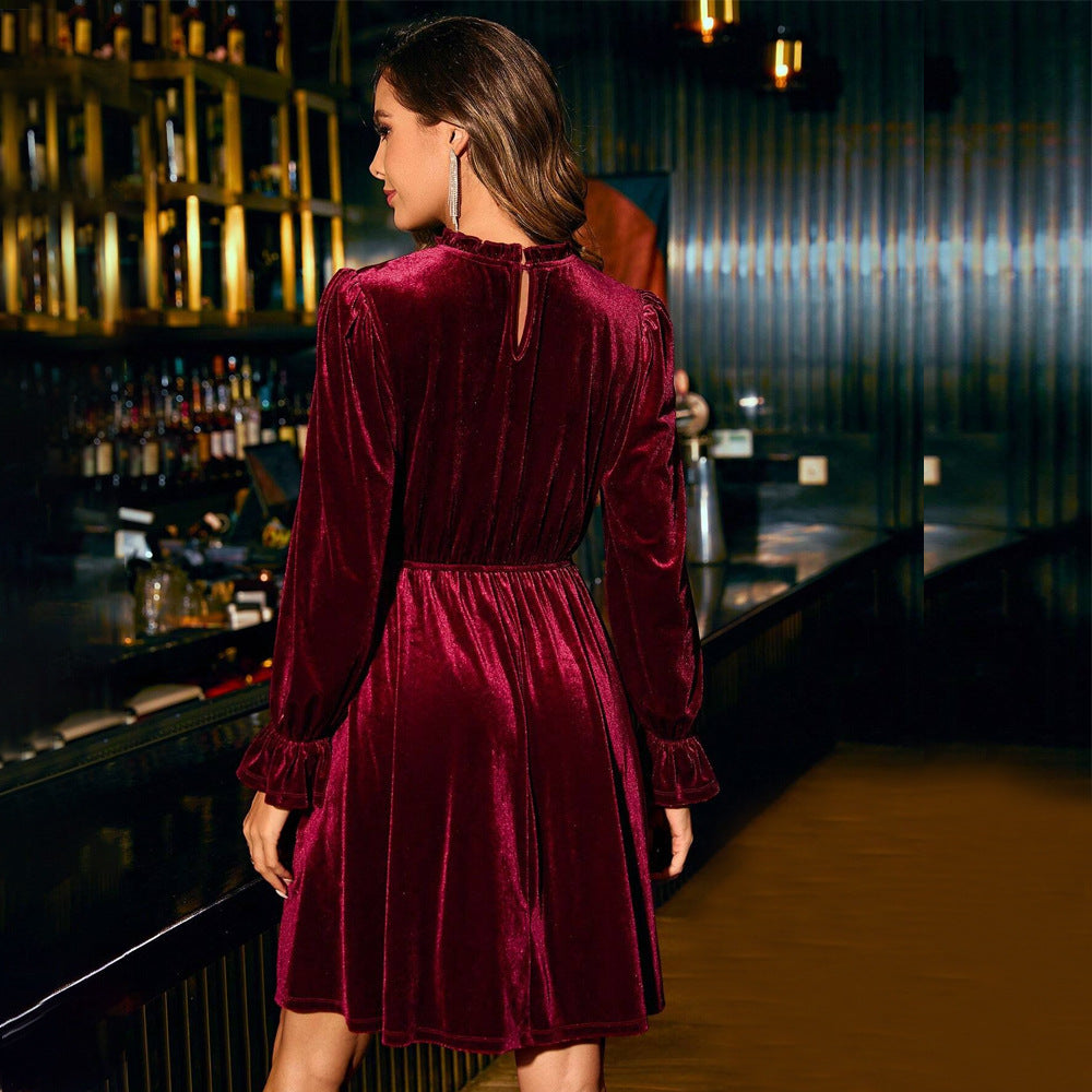 Damen samtiges knielanges Kleid mit Stehkragen, geraffter Taille und praktischen Eingrifftaschen Nord Taschen