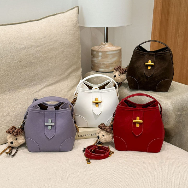 Damen Handtasche mit abnehmbarem Plüschanhänger Nord Taschen