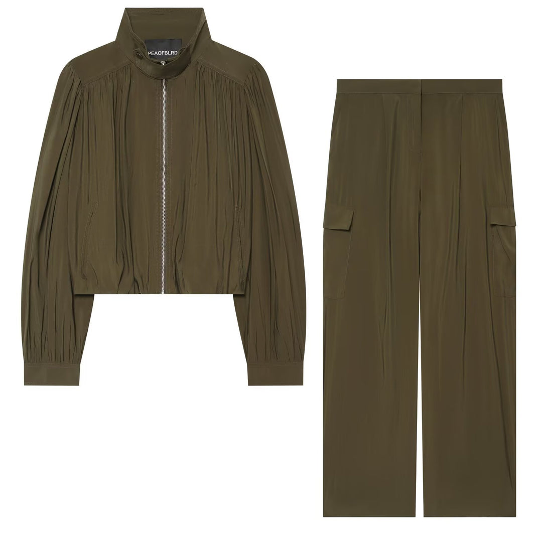 Damen Zweiteiliges Ensemble aus plissiertem Cropped-Blouson mit Stehkragen und weiter Cargo-Hose Nord Taschen