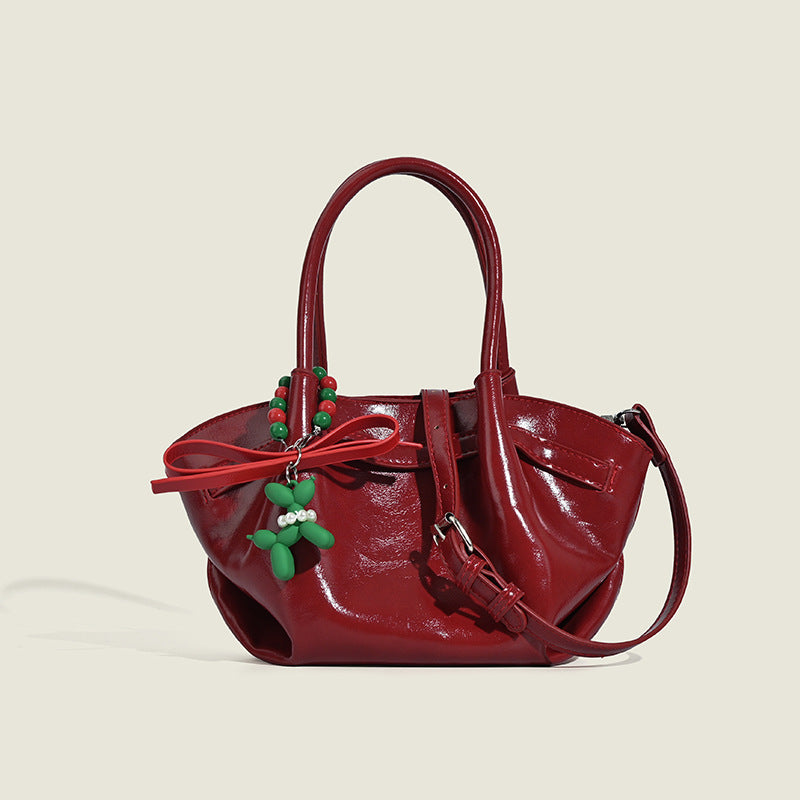 Damen Handtasche mit dekorativem Anhänger und hochwertigem Lackfinish Nord Taschen